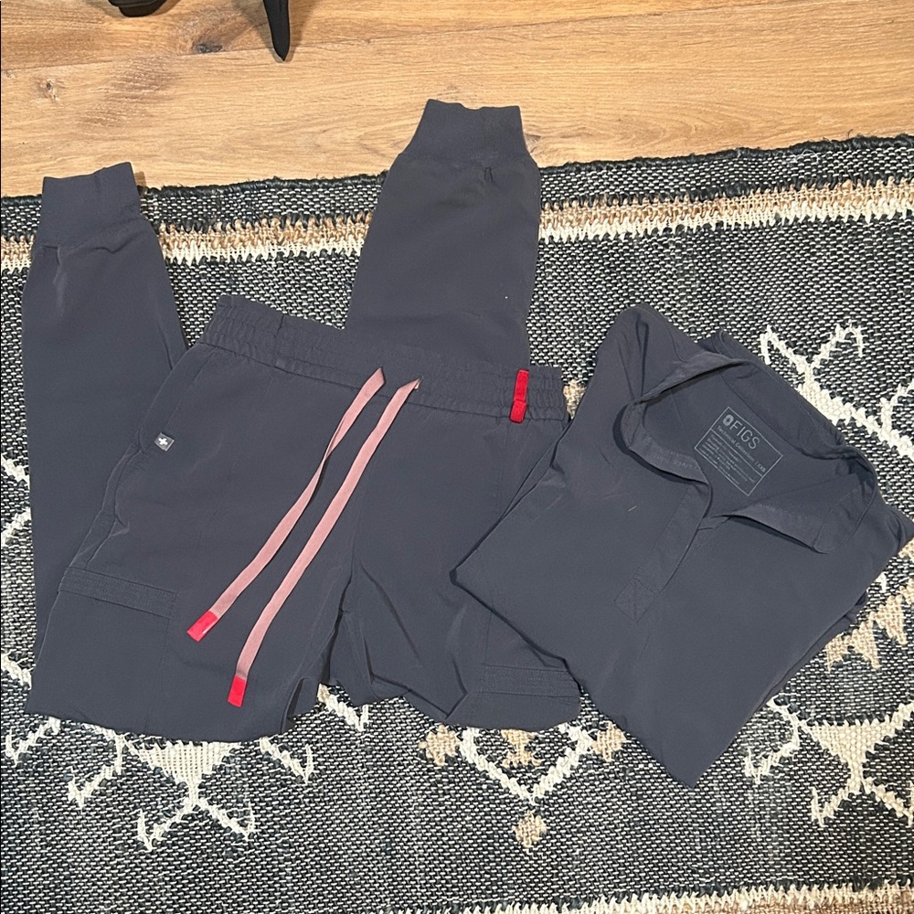 Figs grey XS Joggers with XXS Rafaella top
